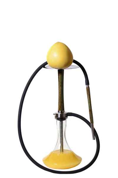 Siyah hortum beyaz arka plan üzerinde izole greyfurt ile yeşil ve kahverengi ahşap nargile. Su kavanozundaki sarı meyve suyu.