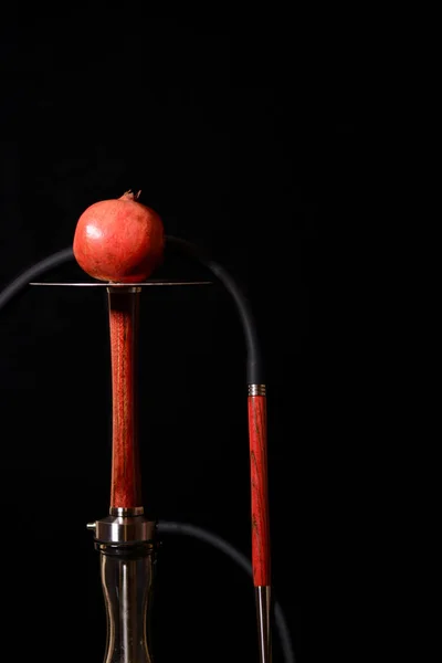 Metal bir plaka üzerinde nar meyve ile lüks bir kırmızı ahşap narnar elemanları. Siyah arka plan üzerinde nargile elemanları.