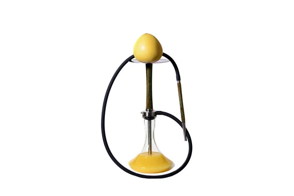 Siyah hortum beyaz arka plan üzerinde izole greyfurt ile yeşil ve kahverengi ahşap nargile. Su kavanozundaki sarı meyve suyu.