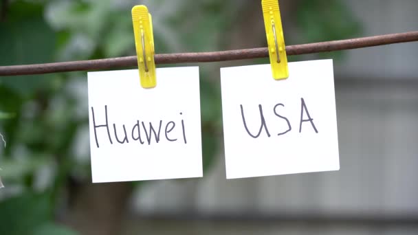 Написи Білих Наклейками Жовті Прищіпки Розмитому Фоні Документи Словами Huawei — стокове відео