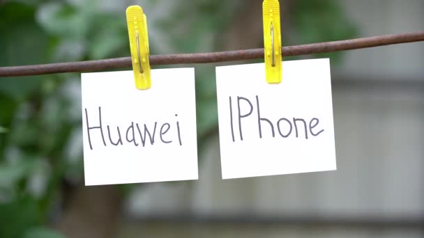 Nápisy Bílých Samolepcích Žlutých Plácích Rozostřené Pozadí Noviny Nápisem Huawei — Stock video
