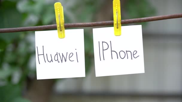 Nápisy Bílých Samolepcích Žlutých Plácích Rozostřené Pozadí Papíry Nápisem Huawei — Stock video