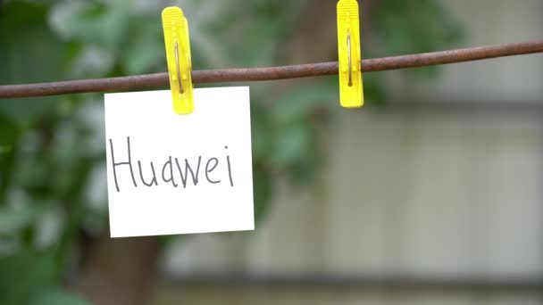 Feliratok Fehér Matricákat Sárga Clothespins Homályos Háttér Papírok Szavakkal Huawei — Stock videók