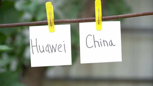 Feliratok Fehér Matricákat Sárga Clothespins Homályos Háttér Papírok Szavakkal Huawei — Stock videók