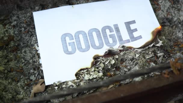 Inscription Google Sur Une Feuille Blanche Format Dans Les Cendres — Video