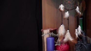 Ahşap bir rafta esrarengiz nesneler. Tarot kartları, mavi mum, tılsım, pelin otu filizi. Esrarengiz, esrarengiz, kehanet ve cadı kavramı. Gizemli ve eski arkaplan