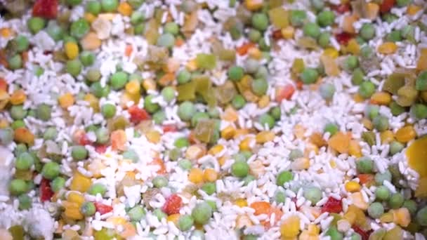 美味的冷冻夏威夷混合大米和蔬菜在超市冰箱特写 市场上有大米 绿豌豆 保加利亚红辣椒和黄辣椒的蔬菜半成品 — 图库视频影像
