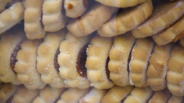 Коробка Смачного Пісочного Печива Червоною Ягідною Начинкою Кокосовою Стружкою Пластиковій — стокове відео