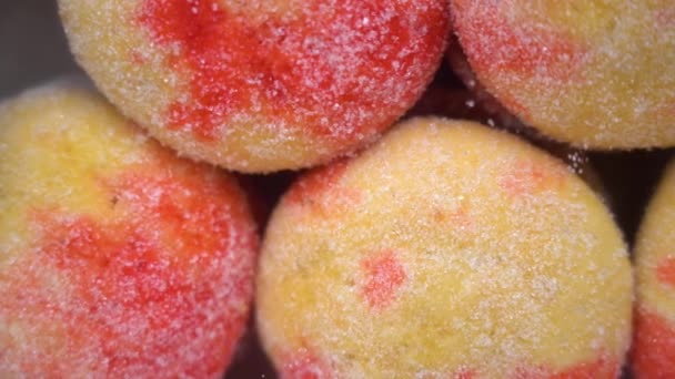 Sabrosas Galletas Redondas Melocotón Amarillo Rojo Polvo Dulce Espolvoreado Con — Vídeos de Stock