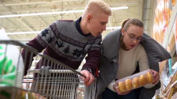 Familj Par Väljer Produkten Hypermarket Ung Vacker Flicka Med Blont — Stockvideo