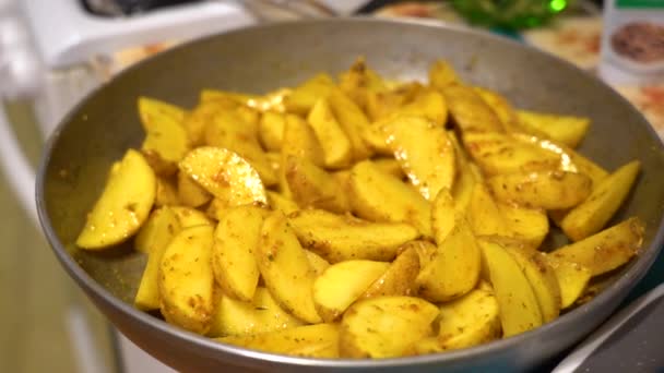 Deliciosas Fatias Batatas Fritas Com Especiarias Molho Amarelo Uma Grade — Vídeo de Stock