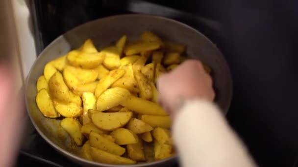 Una Mano Femenina Jersey Blanco Usando Tenedor Cocina Plástico Negro — Vídeos de Stock