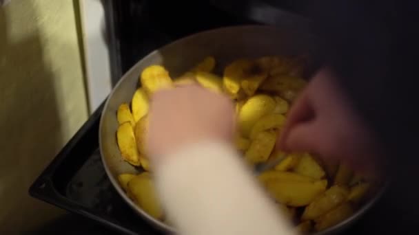 Mão Feminina Pulôver Branco Usando Garfo Cozinha Plástico Preto Mão — Vídeo de Stock