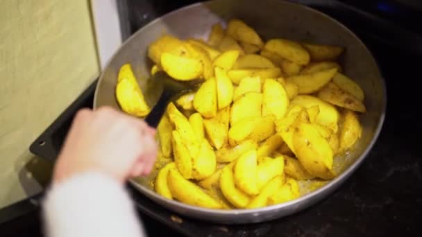 Uma Mão Feminina Pulôver Branco Usando Garfo Cozinha Plástico Preto — Vídeo de Stock