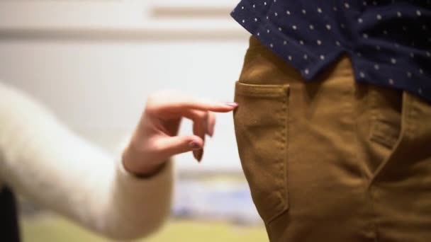 Una Mano Femenina Jersey Blanco Con Una Manicura Empuja Dedo — Vídeos de Stock