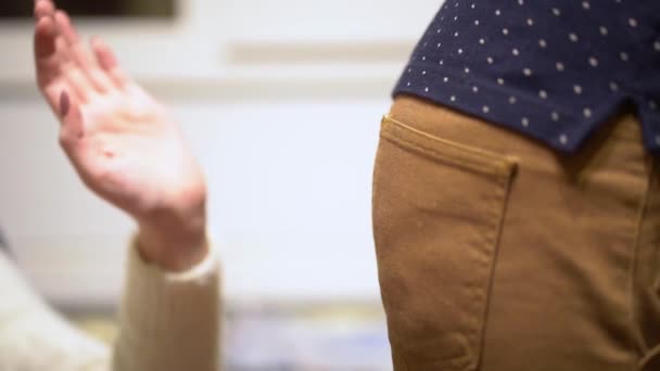 Mano Femenina Jersey Blanco Con Manicura Golpea Culo Del Tipo — Vídeos de Stock