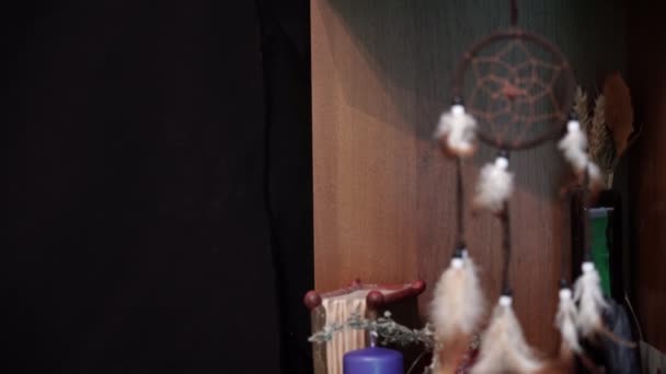 Εσωτεριστικά Αντικείμενα Ένα Ξύλινο Ράφι Ονειροπαγίδα Κάρτες Ταρώ Κερί Ξύλινο — Αρχείο Βίντεο