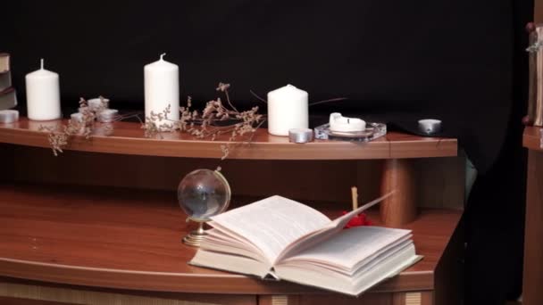 用于愈合 放松和净化的深奥物体的组成 白色蜡烛 玻璃球和打开的书在桌子上的黑色背景 深奥和神化概念 — 图库视频影像
