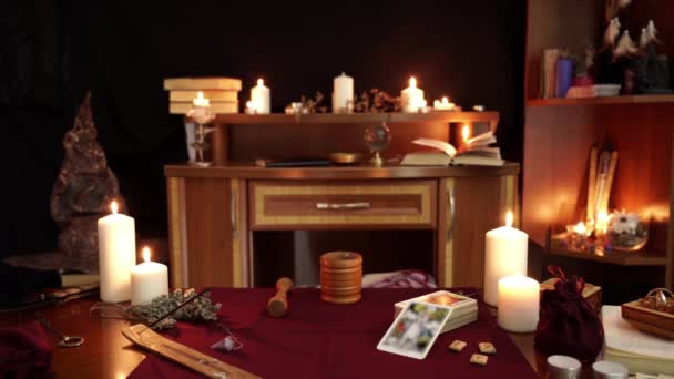 用于愈合 放松和净化的深奥物体的组成 白色的蜡烛 古老的表条 塔罗牌 木桌上的刀 神化概念 — 图库视频影像