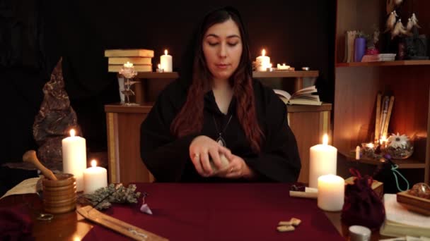 Bir Cadı Siyah Cüppeli Falcıdır Tarot Kartları Eski Rünler Beyaz — Stok video