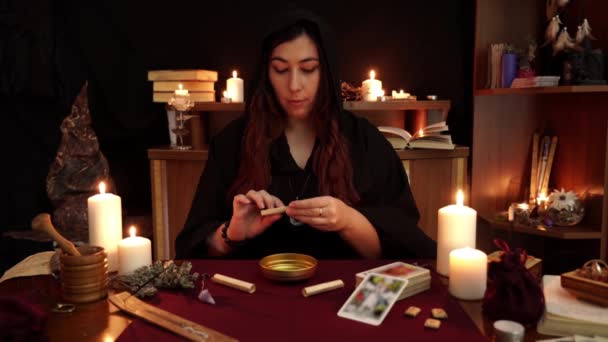 Boszorkány Egy Fekete Köpenyes Jövendőmondó Gyűrűkkel Mágikus Varázslattal Tarot Kártyák — Stock videók