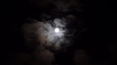 Bulutlu bir günde gece mavisi gökyüzünde dramatik ay. Hacim kümülüs bulutları arasında parlak beyaz ay. Ezoterik zaman.