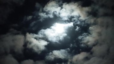 Bulutlu gün gece mavi gökyüzü dramatik ay. Hacim Cumulus bulutlar arasında parlak beyaz ay.