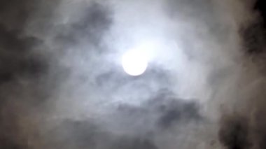 Bulutlu bir günde gece mavisi gökyüzünde dramatik ay. Hacim kümülüs bulutları arasında parlak beyaz ay. Büyülü zaman.