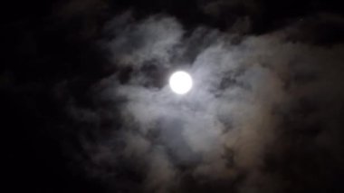 Bulutlu gün karanlık gece mavi gökyüzü Dreams Midnight Moon. Hacim Cumulus bulutlar arasında parlak beyaz ay.