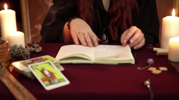 Uma Bruxa Cartomante Roupão Preto Livro Com Feitiços Ritual Mágico — Vídeo de Stock