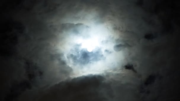 曇りの日の夜の青空にドラマチックな満月の眺め ボリュームふわふわ雲の間の明るい白い月 雲がゆっくりと空を横切って走る マジックタイム — ストック動画