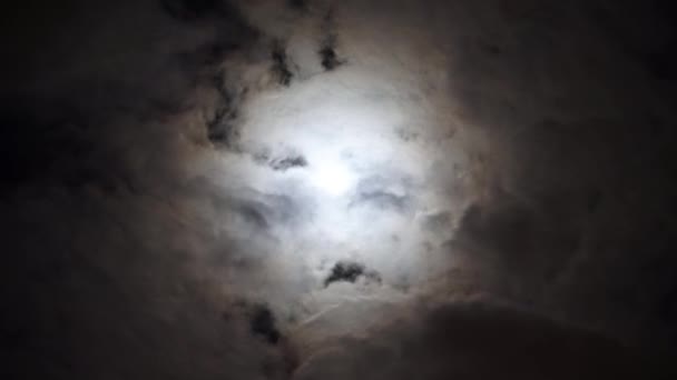 Vue de la grande lune dramatique sur ciel bleu nuit par temps nuageux. Lune blanche brillante entre les cumulus volumineux. Les nuages courent lentement dans le ciel. Temps de divination .