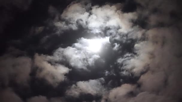 曇りの日に夜の青空に月を夢見る ボリュームふわふわ雲の間の明るい白い月 オオカミ時間 — ストック動画