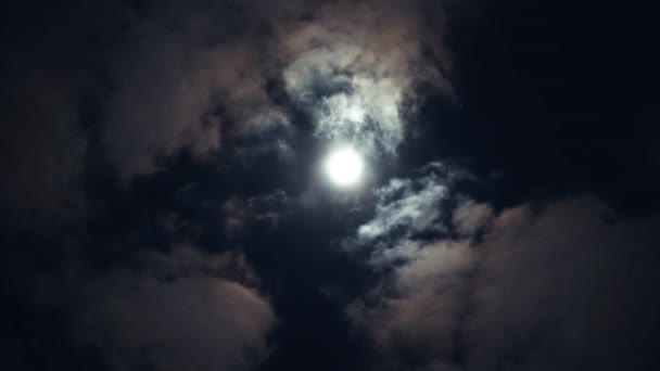 阴天夜空中戏剧性的大月亮 明亮的白色月亮之间的体积积云 从月球上眩光 云在天空中缓慢地流过 分分时间 — 图库视频影像