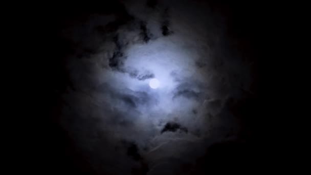 Romantique pleine lune sur ciel bleu nuit par temps nuageux. Lune blanche brillante entre les cumulus volumineux. Temps ésotérique .