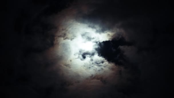 曇りの日に暗い夜の青空に真夜中の月を夢見る ボリューム積雲の間の明るい白い月 占い時間 — ストック動画