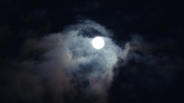 Romantique lune de minuit sur ciel bleu nuit par temps nuageux. Lune blanche brillante entre nuages cumulus de volume gris .