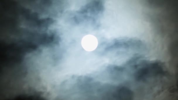 Grande Lune Dramatique Sur Ciel Bleu Nuit Par Temps Nuageux — Video