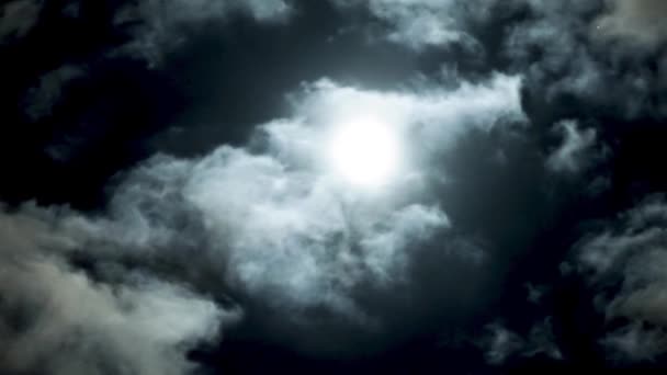 Romantique pleine lune sur ciel bleu nuit par temps nuageux. Lune blanche brillante entre les cumulus volumineux. Temps de divination .