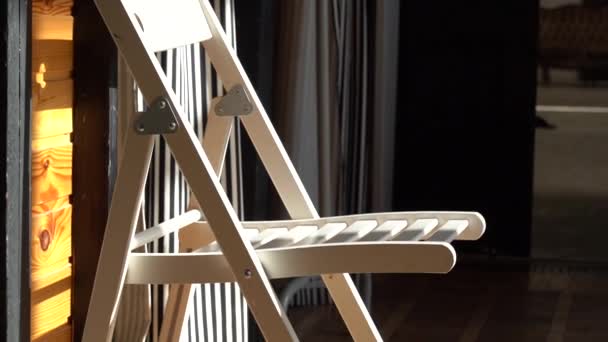 Rayons Soleil Lumineux Tombent Sur Une Chaise Bois Laqué Blanc — Video