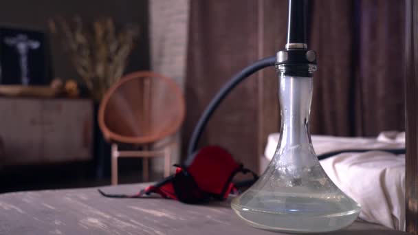 Schwarze Matte Wasserpfeife Mit Einer Glasschüssel Wasser Und Einem Roten — Stockvideo