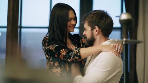 Uomo Caucasico Barbuto Colpi Camicia Bianca Tocca Petto Una Donna — Video Stock