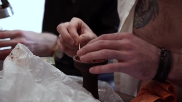 Homme Dans Une Chemise Blanche Déboutonnée Avec Tatouage Avec Bracelet — Video