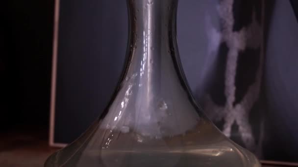 在透明干净的玻璃花瓶中渗水 在模糊的背景上 木桌上的钩子冒出浓烟 — 图库视频影像