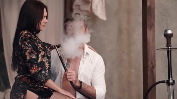 Brutal Barbu Homme Caucasien Dans Une Chemise Blanche Déboutonnée Fume — Video