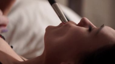 Zevk ile bir manikür ile güzel kırmızı dantel iç çamaşırı siyah saçlı seksi kız yatak odasında beyaz bir pamuk yatakta bir nargile tüttürme ve evde zevk alır. Kadın darbeler duman gelen onu ağız.