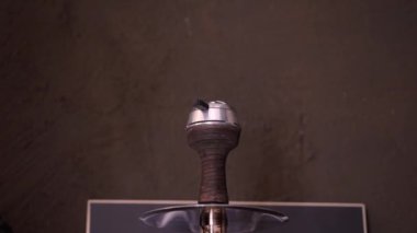 Metal bir kapta sıcak kömürler. Duman bulutu kahverengi bulanık koyu arka plan yakın çekim üzerinde bir kil kase üzerinde plastik bir sapı ile kaloud dışarı uçar. Metal plakalı ahşap nargile. Nargile elemanları.