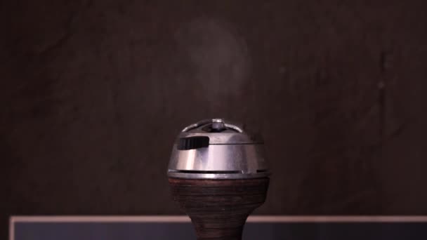 金属碗中的热红煤 在棕色模糊的深色背景特写上 烟云飞出卡卢德 用塑料手柄放在粘土碗上 胡克元素 — 图库视频影像