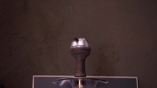金属碗中的热煤 在棕色模糊的深色背景特写上 烟云飞出卡卢德 用塑料手柄放在粘土碗上 带金属板的木钩 胡卡元素 — 图库视频影像