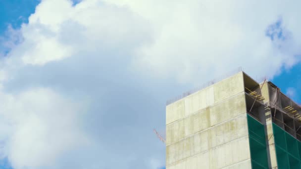 Сонце Висвітлює Самовирівнювання Бетонної Промислової Будівлі Тлі Хмарного Блакитного Неба — стокове відео